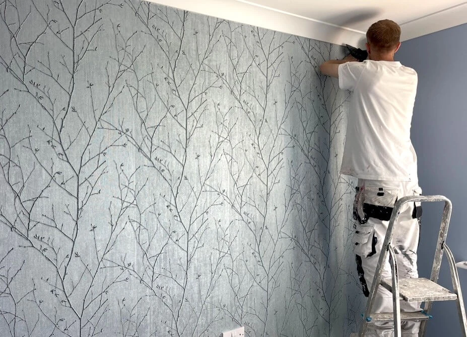 Wallpaper feature wall in Newcastle living room by Tulip Decor